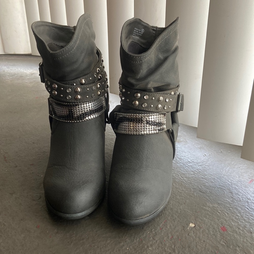 Size 6 Gray Ankle Boots with Sparkle